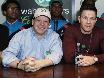 Paul y Mark Wahlberg, en Londres (el Reino Unido), este martes.