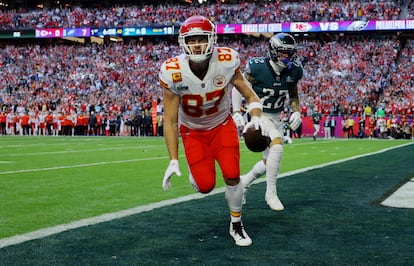 Travis Kelce festeja su anotación.
