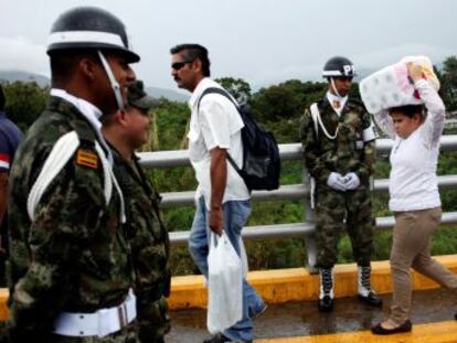 Autoridades colombianas calculam que 90.000 pessoas entraram no país no domingo, após cerca de 40.000 do sábado