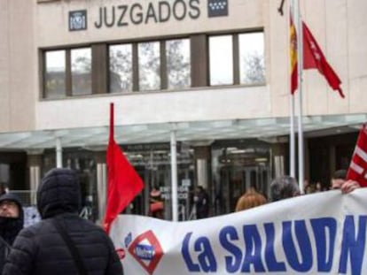 Trabajadores y representantes sindicales se concentran a las puertas del juzgado en apoyo a los afectados y pidiendo al suburbano que  asuma su responsabilidad 