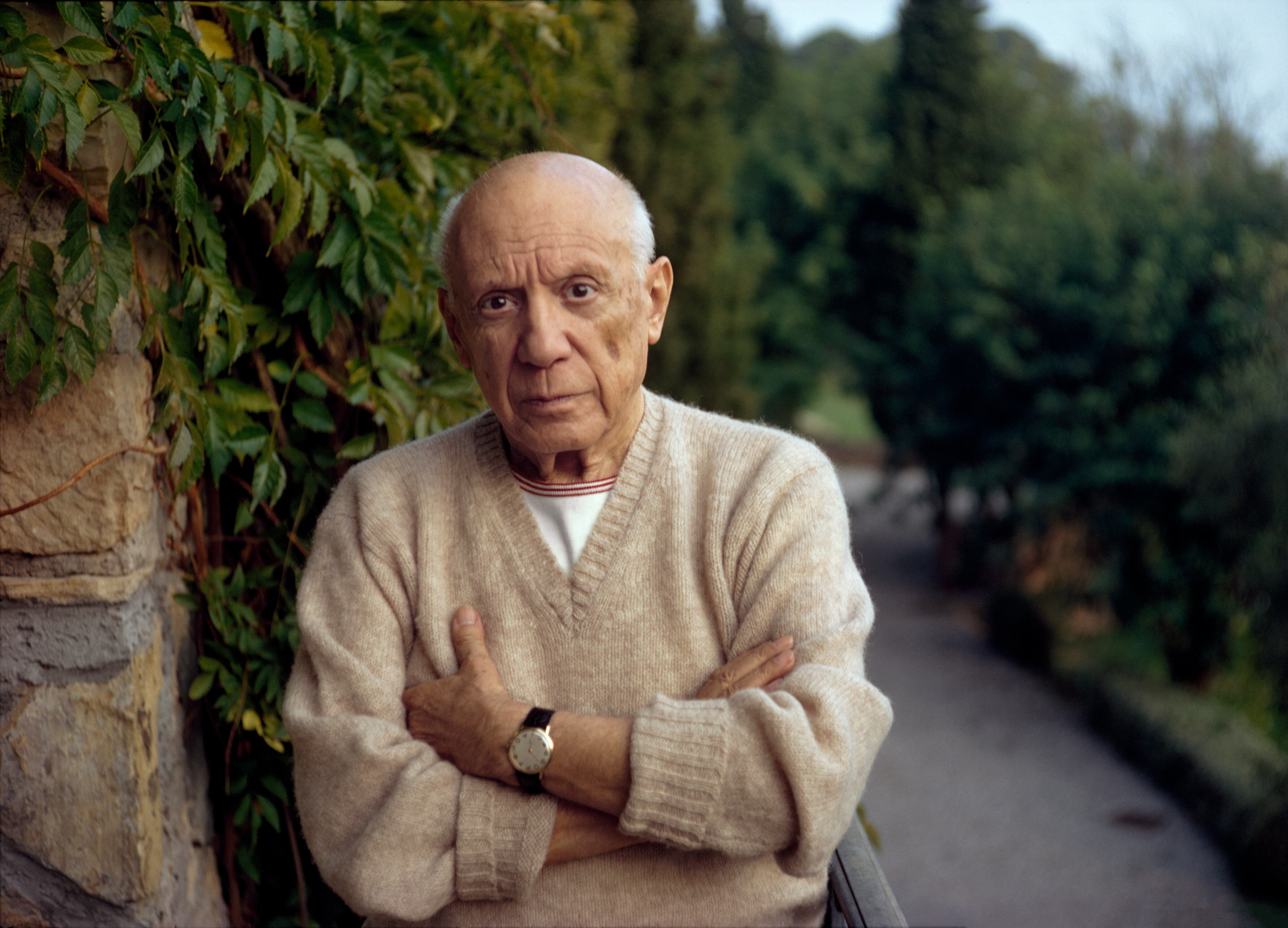Pablo Picasso posa con un jersey de cachemira en París en 1966.