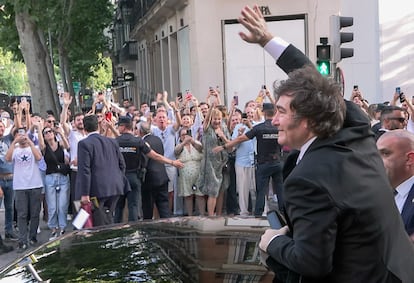 El presidente de Argentina, Javier Milei, el viernes en Madrid a su salida del acto del Club de los Viernes en el que recibió el premio Escuela de Salamanca. 
