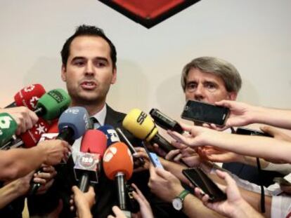 El vicepresidente del Ejecutivo madrileño, con tres mujeres y diez hombres, justifica la escasa presencia femenina en el Gobierno hablando de profesionalidad y excelencia