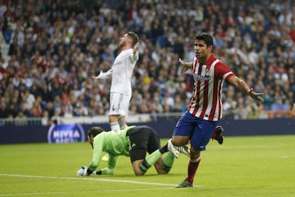 Diego Costa celebra el gol que le dio la victoria al Atlético en el último derbi de Liga disputado en el Bernabéu.