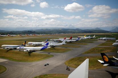 Aviones de diferentes aerolíneas estacionados en Tarbes, Francia, el pasado junio.