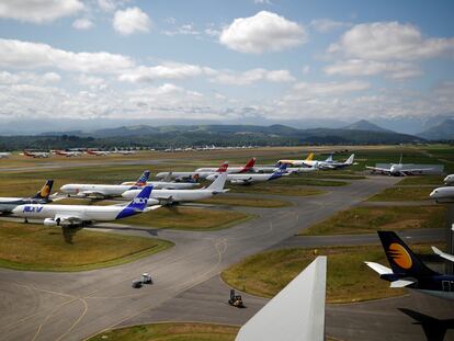 Aviones de diferentes aerolíneas estacionados en Tarbes, Francia, el pasado junio.