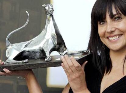 Marián Álvarez posa con el Premio a la Mejor Actriz por su papel en la película<i> Lo mejor de mí.</i>