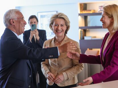 Desde la izquierda, António Costa, ex primer ministro de Portugal; Ursula von der Leyen, presidenta de la Comisión Europea, y Kaja Kallas, primera ministra de Estonia, este viernes en Bruselas.