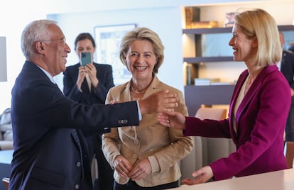 Desde la izquierda, António Costa, ex primer ministro de Portugal; Ursula von der Leyen, presidenta de la Comisión Europea, y Kaja Kallas, primera ministra de Estonia, este viernes en Bruselas.
