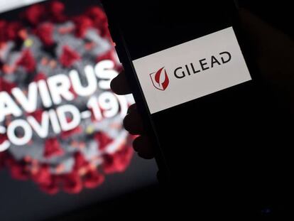 Montaje con el logotipo de Gilead y una imagen sobre el coronavirus.