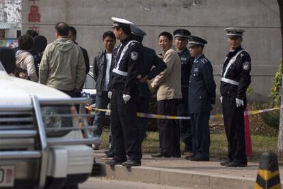 Oficiales de policía chinos bloquean el acceso a la prisión donde se halla Liu Xiaobo.