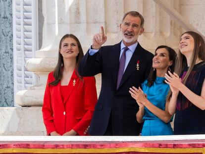 Los Reyes, la princesa Leonor y la infanta Sofía saludan desde el balcón del Palacio Real, en Madrid, durante los actos por el décimo aniversario del reinado de Felipe VI.