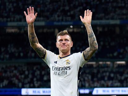 Toni Kroos saluda a la afición del Real Madrid tras su último partido en el Santiago Bernabéu.