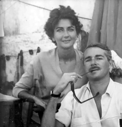 María Luisa Elío con su marido, Jomí, en Cuba, 1960.