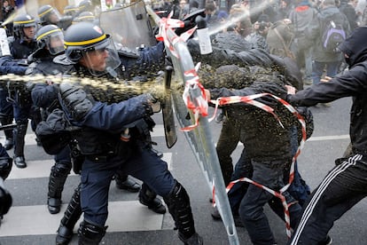 Los activistas critican que los agentes se han aprovechado de este estado excepcional para poner a 24 de sus compañeros bajo arresto domiciliario y están convencidos de que son objetivo específico de las autoridades.