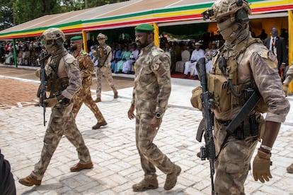 El líder de la junta gobernante de Malí, el teniente coronel Assimi Goita (centro), asistía a un desfile militar en Bamako por el Día de la Independencia, el 22 de septiembre de 2022.