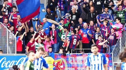 Miembros de la peña Eskozia La Brava animan a la SD Eibar en Mendizorroza, en el derbi de esta temporada.