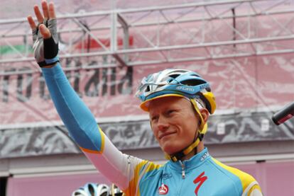 Vinokourov recupera el liderato en el Giro.