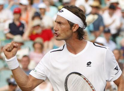 Juan Carlos Ferrero celebra  el pasado lunes un buen golpe contra el francés Gilles Simon.