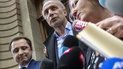 El islamólogo de origen egipcio, Tariq Ramadan, y los abogados Yael Hayat y Theo Badan hablan con la prensa tras el veredicto del fiscal sobre una investigación de agresión sexual, en el tribunal de Ginebra (Suiza).