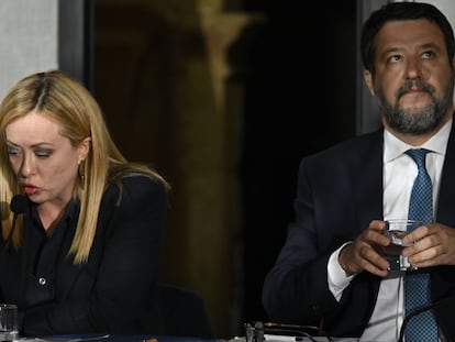 El vicepresidente del Gobierno italiano, Matteo Salvini, con la primera ministra, Giorgia Meloni, en un consejo de ministros celebrado en Cutro, Calabria, tras el trágico naufragio de una embarcación de migrantes en marzo de 2023.