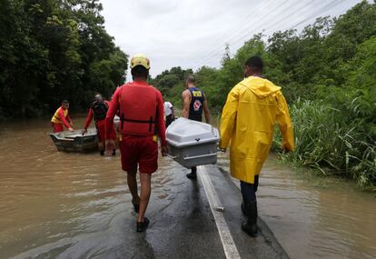 La ciudad de Itabuna, donde se registraron las dos últimas muertes, sufrió el desborde del río Cachoeira. Uno de los fallecidos, un joven de 21 años, fue arrastrado por la corriente; la otra fue una mujer de 33, que falleció a causa de un derrumbe, según el último informe del Gobierno estatal el lunes por la tarde.