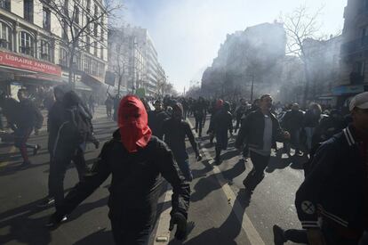 Protesta de estudiantes contra la reforma de la Ley del Trabajo propuesta por el Gobierno, cerca de la plaza de la Nación en París.