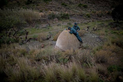 Dos efectivos de la Guardia Civil inspeccionan un aljibe en busca de alguna pista que los lleve al menor desaparecido durante las labores de búsqueda el 5 de marzo.