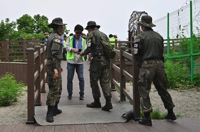 El joven soldado Lee, miembro del nutrido grupo de militares que debe acompañar a los senderistas durante cada visita, también trata de mantener un espíritu positivo y dice alegrarse mucho de que le hayan destinado a la ruta senderista de Goseong para cumplir con el servicio militar, obligatorio para todo varón en Corea del Sur. "Si es por la paz, entonces vale la pena", concluye convencido.