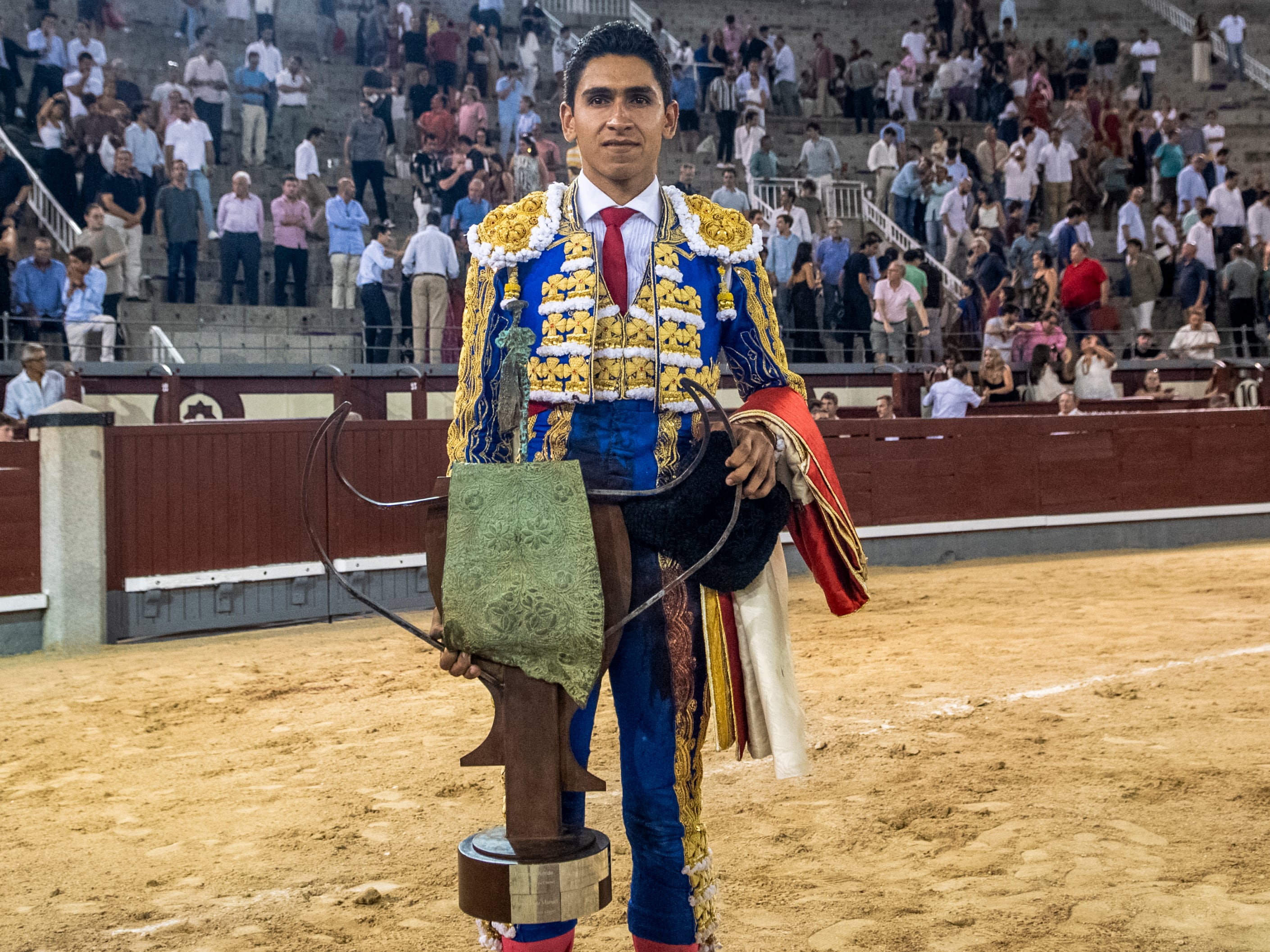 Héctor Gutiérrez, con el trofeo de la Copa Chenel.
