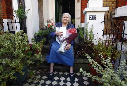 La escritora británica Doris Lessing, ante la puerta de su casa en Londres, tras conocer que ha sido galardonada con el Nobel de Literatura.