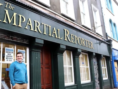 El periodista Bradley Colm, ante el local de la redacción de 'The Impartial Reporter' en Enniskillen.
