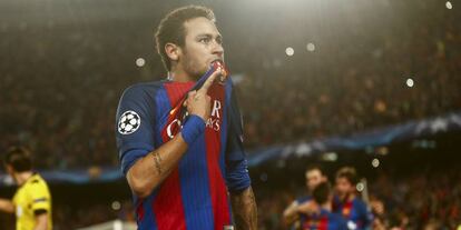 Neymar celebra el sexto gol del Barcelona al PSG.
