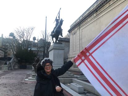 Elena del Rivero izaba en Nueva York dos enormes trapos de cocina como bandera para homenajear a la mujer en su día internacional.