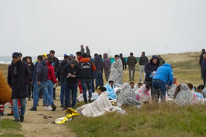 Algunos de los migrantes rescatados tras el naufragio, en Steccato di Cutro, el 26 de febrero.