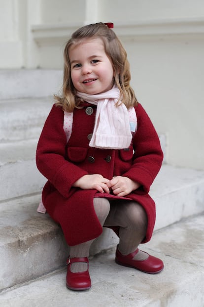 Una de las fotos que más han circulado estos días por Internet es la de la princesa Charlotte, la hija de Kate Middleton, en su primer día de guardería. Del abrigo a los zapatos, todas las firmas del look infantil son "made in Spain".