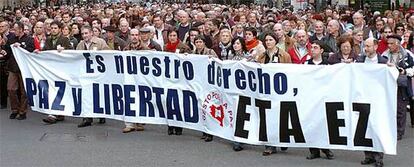 Miles de personas han acudido en Bilbao a la manifestación contra ETA