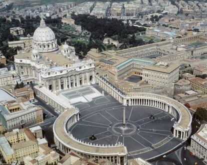 Com 15.160 metros quadrados no interior e 21.095 metros quadrados, a basílica de São Pedro, no Vaticano, é a maior do mundo. Mas cuidado, se estivéssemos procurando pela mais alta, teríamos que ir até a Catedral de Ulm, Alemanha que chega a 162 metros de altura. Mas só até que a Sagrada Família em Barcelona seja concluída, pois sua altura deve chegar a 170 metros por volta de 2026.