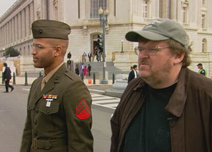 Michael Moore trata sin éxito de entablar diálogo con un miembro del Ejército en las inmediaciones del Congreso de Estados Unidos.