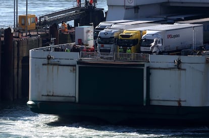Camiones esperando a desembarcar de un ferry en el puerto de Dover en Gran Bretaña.