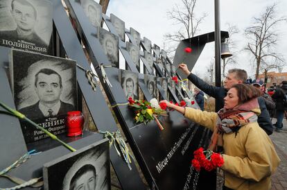 Ucranios depositaban flores el pasado viernes en Kiev, en el memorial de las víctimas de la represión en las protestas del Euromaidán en 2014.