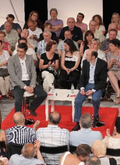 Rubalcaba (a la derecha) y López, rodeados de militantes en Bilbao.