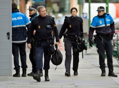 Una unidad de GEOS ha logrado sacar de la sede central de Cajacírculo, en Burgos, al asaltante.