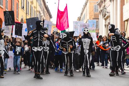 'Modena Parade / Corteo Modenese', 2022, de Jordi Colomer. 
