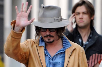 Johnny Depp, con el cuello de su polo auténticamente medio subido.