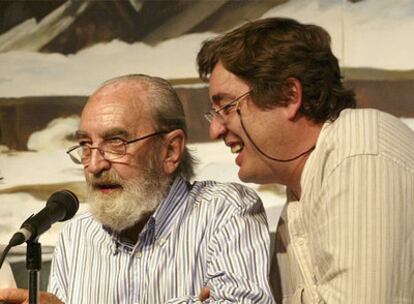Ángel González, a la izquierda, y Luis García Montero, en Gijón en julio de 2005.