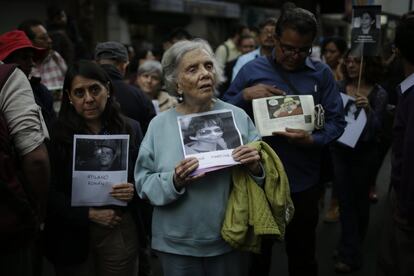 La escritora Elena Poniatowska sostiene una fotografía de Regina Martínez durante una protesta exigiendo el esclarecimiento de su caso, a las afueras del Palacio de Bellas Artes, en Ciudad de México.