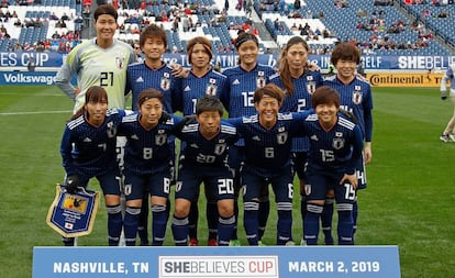 La selección japonesa de fútbol femenino, antes de iniciar un partido.