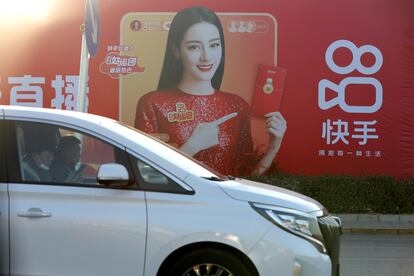 Un coche pasa por delante de un anuncio de Kuaishou en Pekín, esta semana.