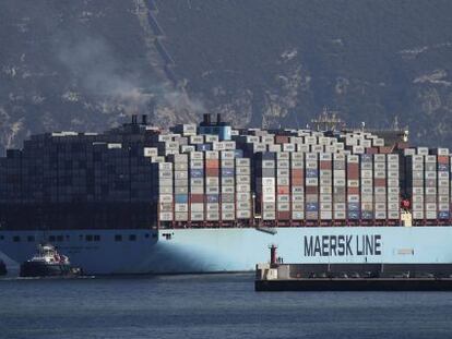 El barco &#039;McKinney Moller&#039;, de Maersk, a su salida del puerto de Algeciras.
